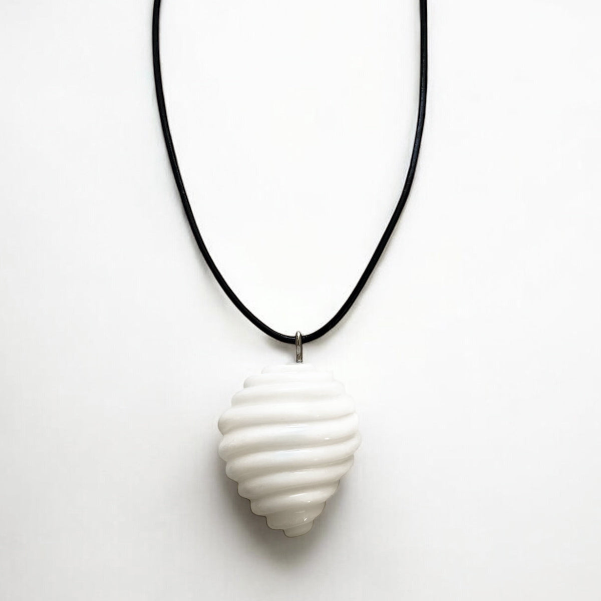 Aeria Shell Agate leather cord Pendant