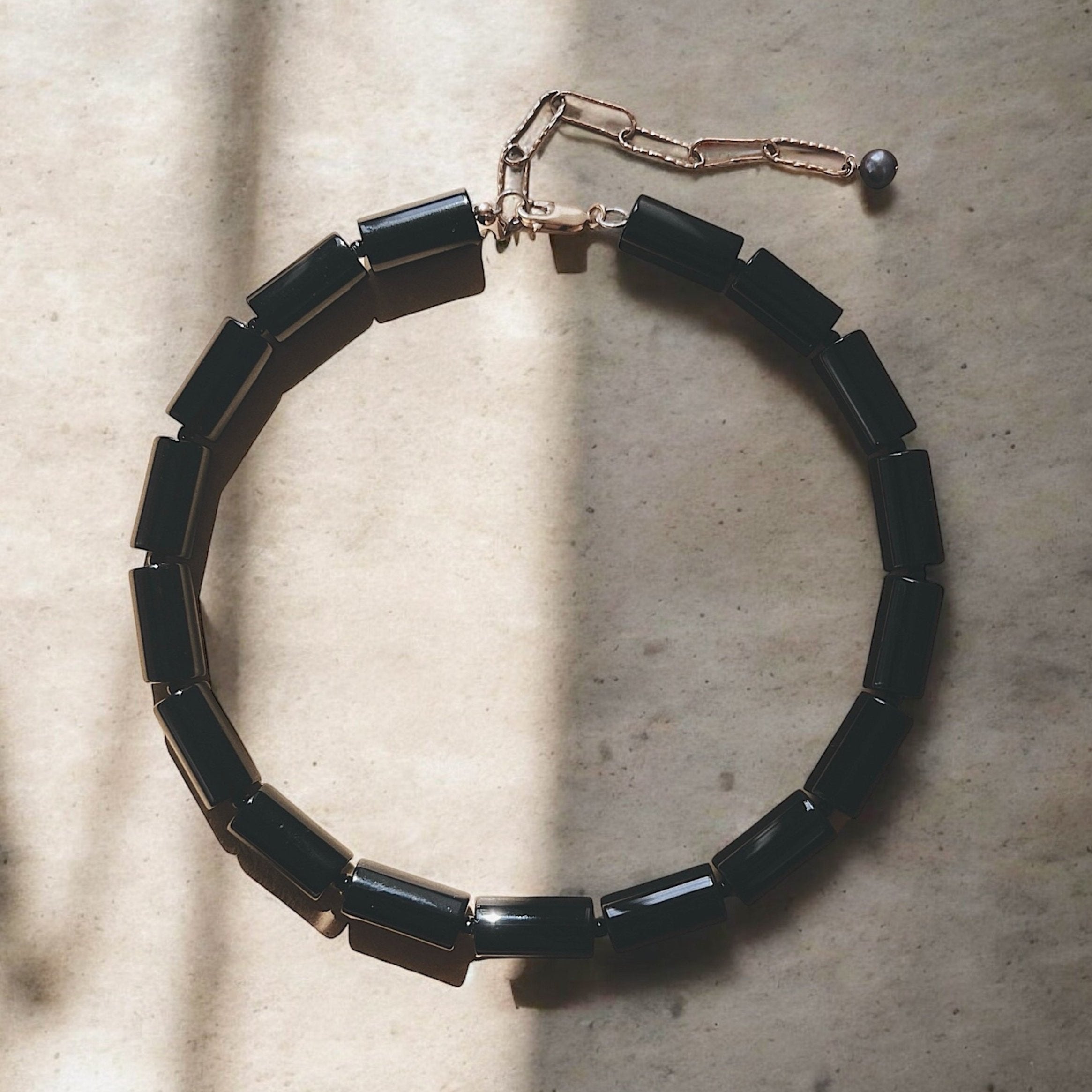 Lucent collar necklace