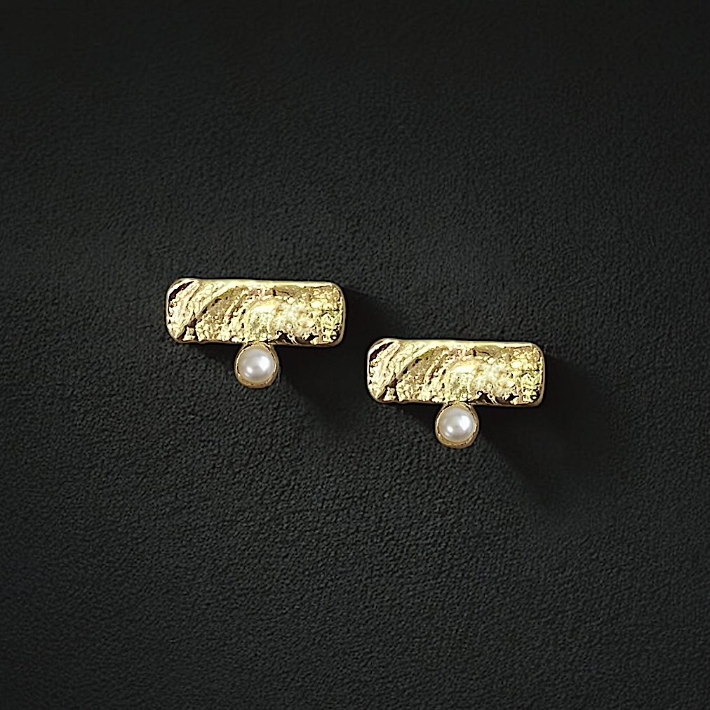 Fragmented sculptural stud earrings in solid 14K yellow gold with freshwater pearls 