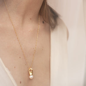 Fluid pearl drop pendant necklace