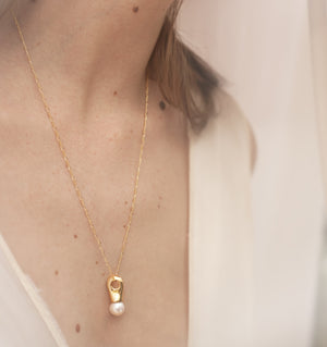 Fluid pearl drop pendant necklace