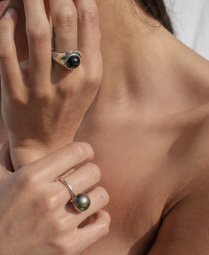 Globe black pearl ring, Signet ring