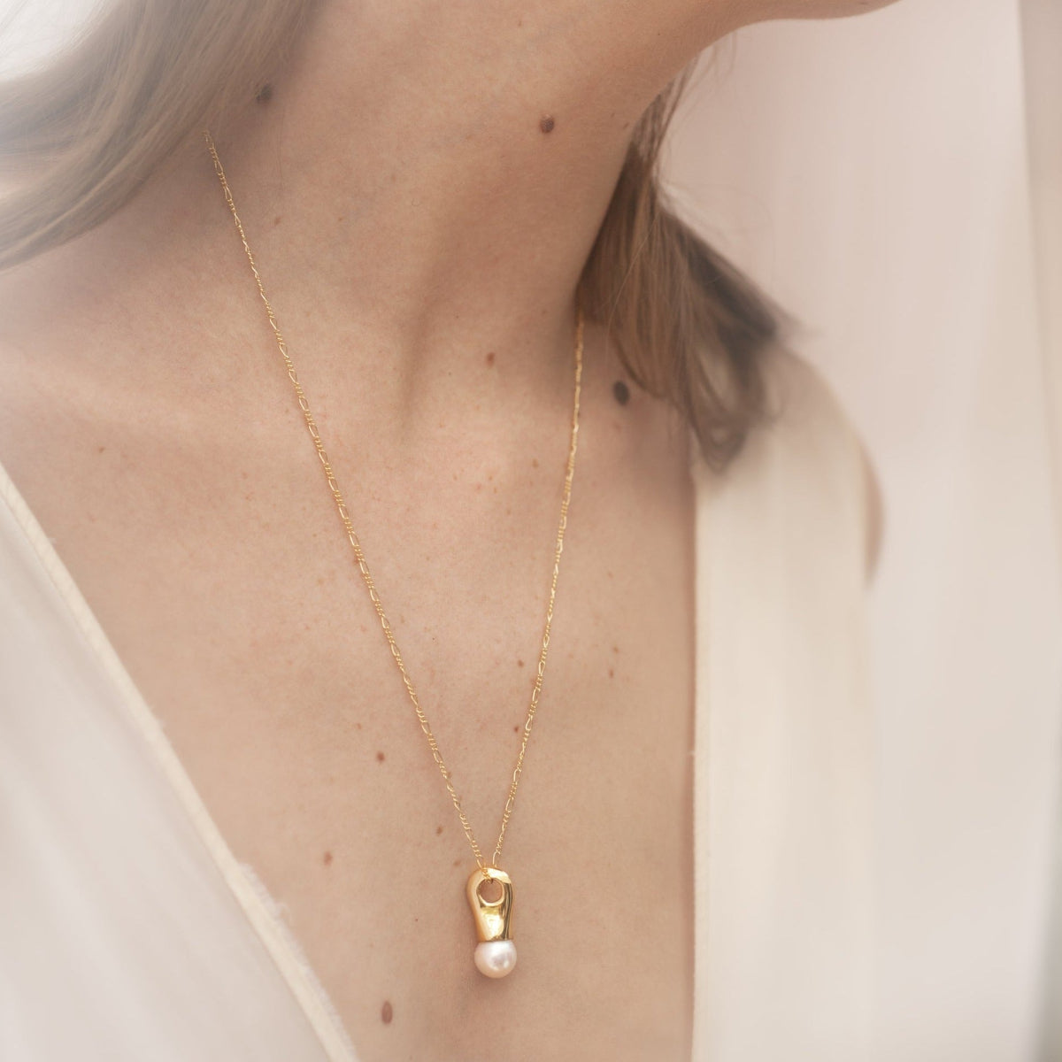 Fluid pearl pendant necklace