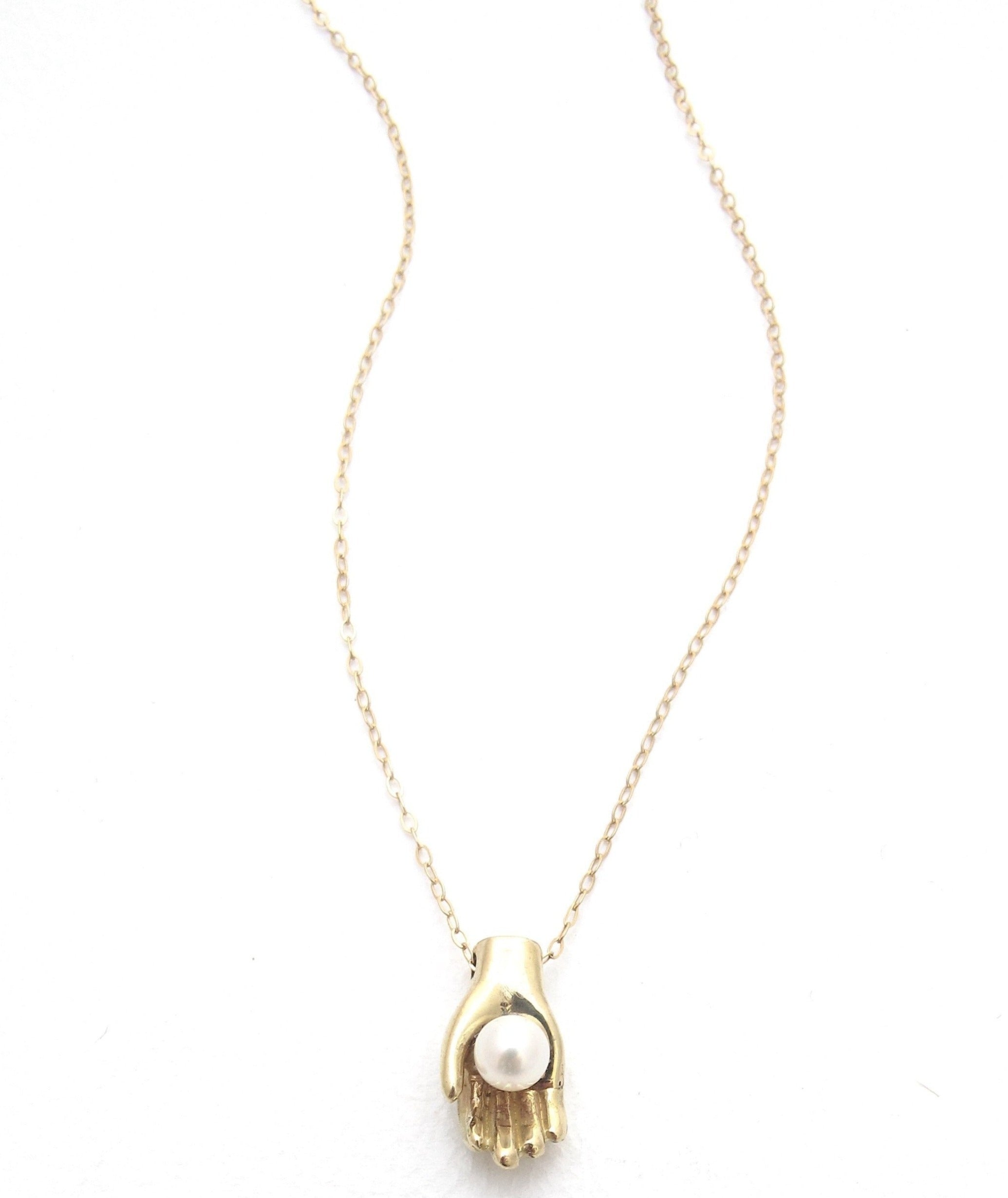 Giving hand pearl pendant necklace