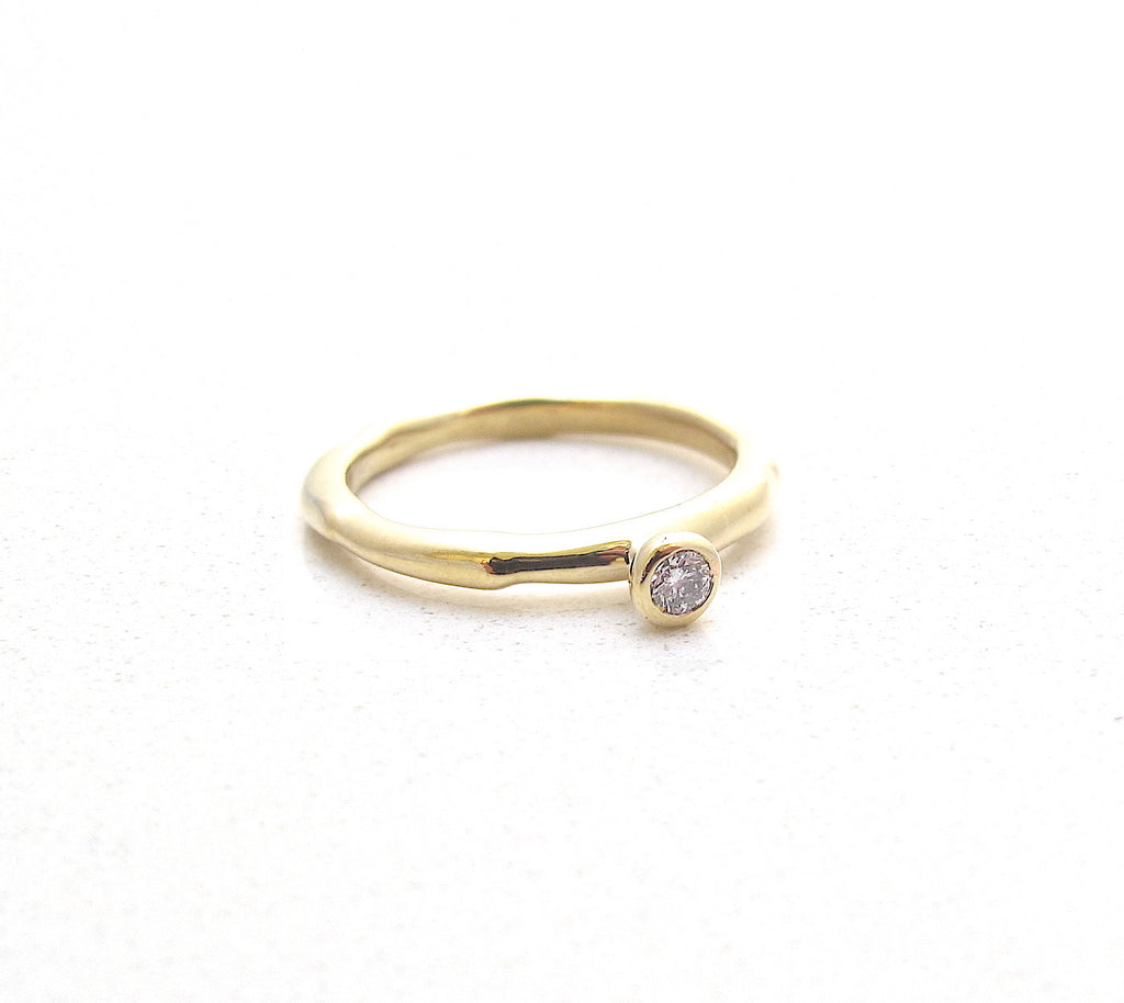 Relic solitaire gold ring