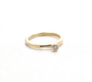 Relic solitaire gold ring